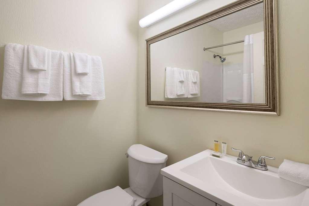 Rodeway Inn Youngstown Room photo
